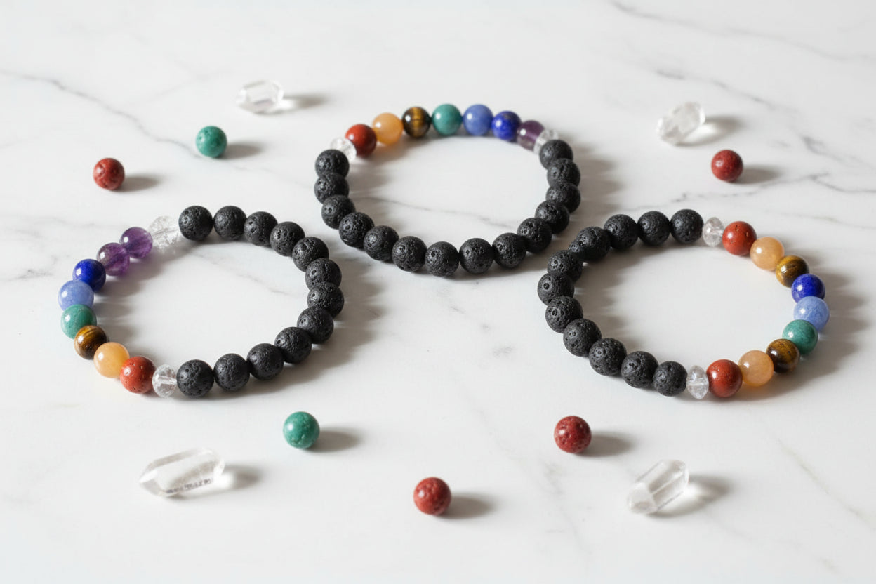 ✨💎 Gros plan macro sur les pierres naturelles authentiques des 7 chakras montrant couleurs vibrantes et textures cristallines uniques - Jaspe rouge ancrage, cornaline créativité, citrine confiance, aventurine amour, turquoise communication, lapis lazuli intuition, améthyste spiritualité - Qualité gemme AAA non traitée pour énergies pures et puissantes en lithothérapie professionnelle 🌟
