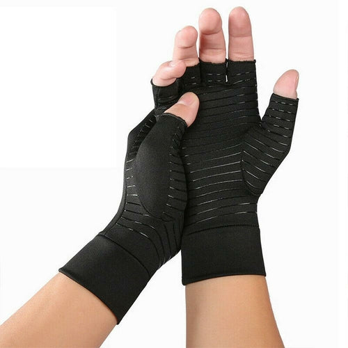 Personne portant gants de compression thérapeutique demi-doigts pour soulagement douleurs arthrite en tapant sur clavier