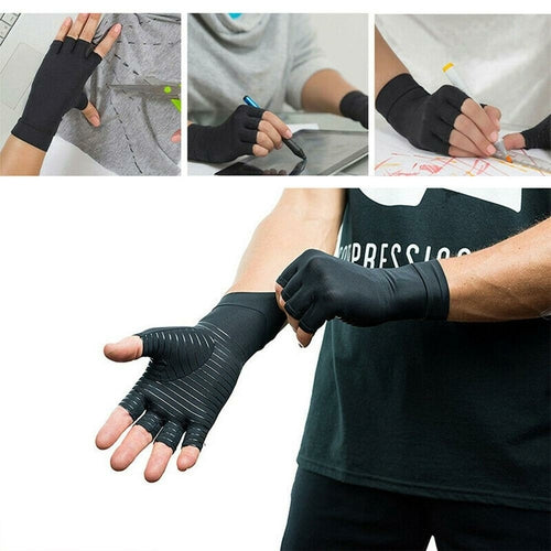 Personne portant gants de compression thérapeutique demi-doigts pour soulagement douleurs arthrite en tapant sur clavier