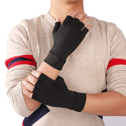 Personne portant gants de compression thérapeutique demi-doigts pour soulagement douleurs arthrite en tapant sur clavier